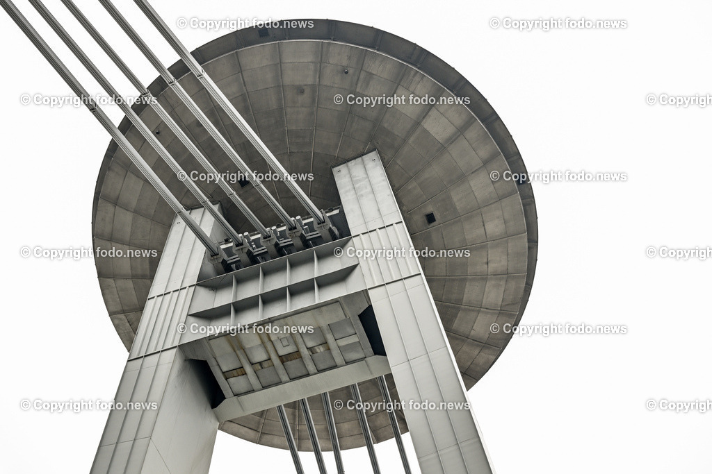 Slowakei_ Bratislavsky kraj_ Bratislava_ 08.10.2024-3 | 08.10.2024, Slowakei, SVK, Bratislavsky kraj, Bratislava, im Bild Bratislava, Stadtansichten, Gebauede, Sehenswurdigkeiten, Tourismus, Touristen, Cafe, Denkmal, Strasse, Donau, Bruecke, Schiff, Burg, Hrad, Ufo, Restaurant, Souvenier, Menschen, Bahnhof, Zug, Hauptstadt