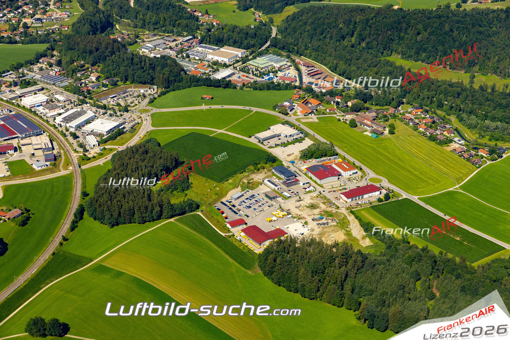 Aktuelles Luftbild von Gewerbegebiet Traunstein - Die Luftaufnahme wurde 2022 mittels UL-Flugzeug erstellt ( keine Drohne ) - hochauflösende Kamera-Systeme von  Canon -Beste Qualität - Für grossformatige Ausdrucke geeignet. Die Geschenkidee !