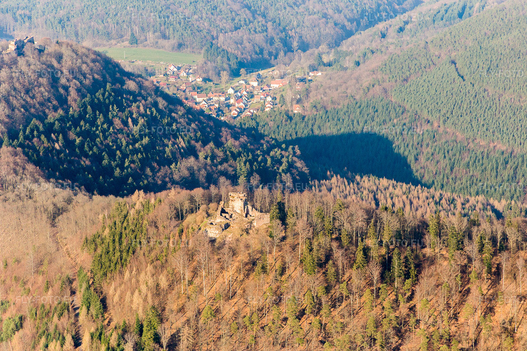 Vue aérienne: Ruines et vestiges des remparts du château de Hohenburg à Wingen dans le département Bas Rhin, France. Photo: IMG_086706.jpg prise le 26/03/2016 par Werner Riehm/FLY-FOTO.eu – Résolution de l'original: 5472 x 3648 px