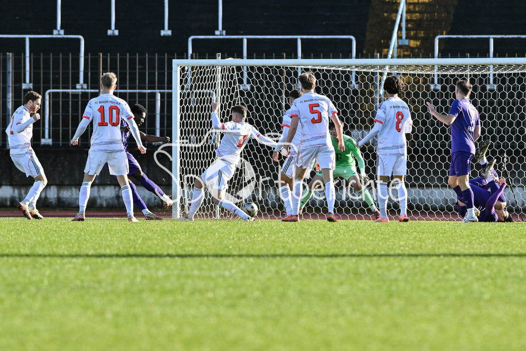 TSV Schwaben Augsburg - FC Bayern Amateure | AUGSBURG, GERMANY - 29. NOVEMBER: Treffer zum 1-0 durch Marc SODJI (TSV Schwaben Augsburg 27) beim Ligaspiel zwischen dem TSV Schwaben Augsburg und den Amateuren des FC Bayern am 20. Spieltag der Regionalliga Bayern im Rosenaustadion