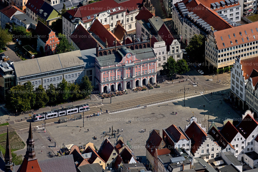4062028 | ROSTOCK 08.09.2021 Verkaufs- und Imbißstände und Handelsbuden " Neuer Markt " im Ortsteil Stadtmitte in Rostock im Bundesland Mecklenburg-Vorpommern, Deutschland. // Sale and food stands and trade stalls in the market place " Neuer Markt " in the district Stadtmitte in Rostock in the state Mecklenburg - Western Pomerania, Germany. Foto: Gerhard Launer