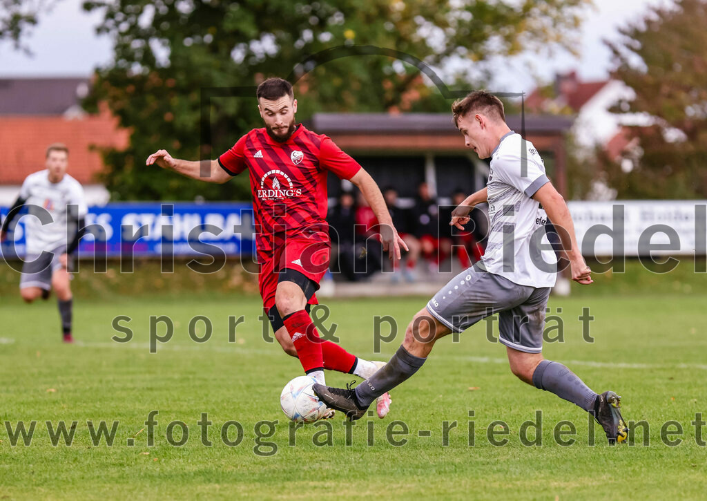 2023-10-15_045_SV_Eintracht_Berglern_gegen_FC_Tuerkguecue_Erding | Berglern, Deutschland, 15.10.2023:
Fußball, Kreisklasse 2023 / 2024, 10. Spieltag, SV Eintracht Berglern gegen FC Türkgücü Erding, Endergebnis: 1:0

Emir Hadzikic (FC Türk Gücü Erding, #4), Sebastian Hemauer (SV Eintracht Berglern, #17)

Foto: Christian Riedel / fotografie-riedel.net
