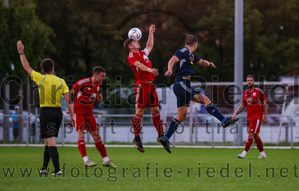 2023-08-22_024_FC_Finsing_gegen_SC_Moosen-Vils | Finsing, Deutschland, 22.08.2023:
Fußball, Kreisliga 2023 / 2024, 5. Spieltag, FC Finsing gegen SC Moosen/Vils, Endergebnis: 5:0

Schiedsrichter Johannes Hermansdorfer, Kilian Schmitt (FC Finsing, #8), Leonhard Hölzl (FC Finsing, #5), Thomas Forsthuber (SC Moosen/Vils, #10)

Foto: Christian Riedel / fotografie-riedel.net