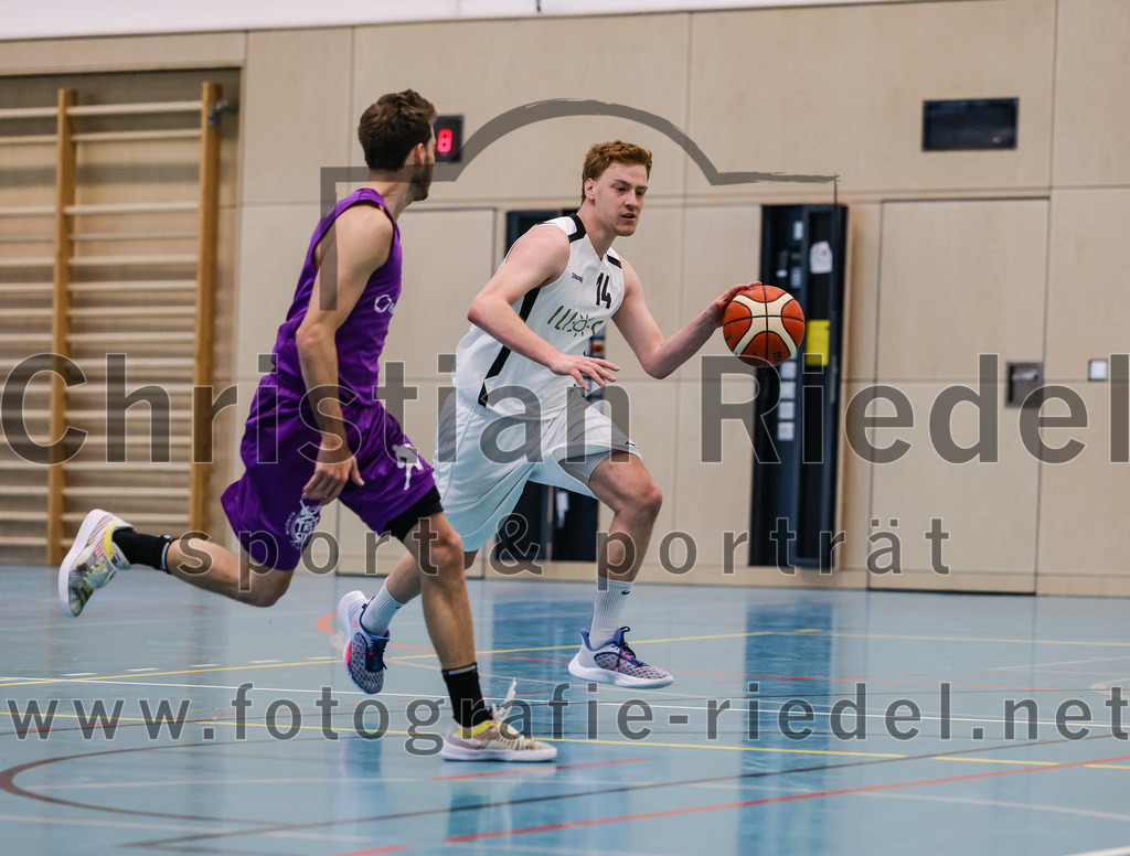 2022-05-01_049_TSV_Vaterstetten_gegen_DJK_Traunstein | Vaterstetten, Deutschland, 01.05.2022:
Basketball, Aufstiegsrunde zur Bayernliga 2021 / 2022, 5. Spieltag, TSV Vaterstetten gegen DJK Traunstein, Endergebnis: 87:79

Maximilian Hoernes (DJK Traunstein, #15), Alain Gales (TSV Vaterstetten, #14)

Foto: Christian Riedel / fotografie-riedel.net