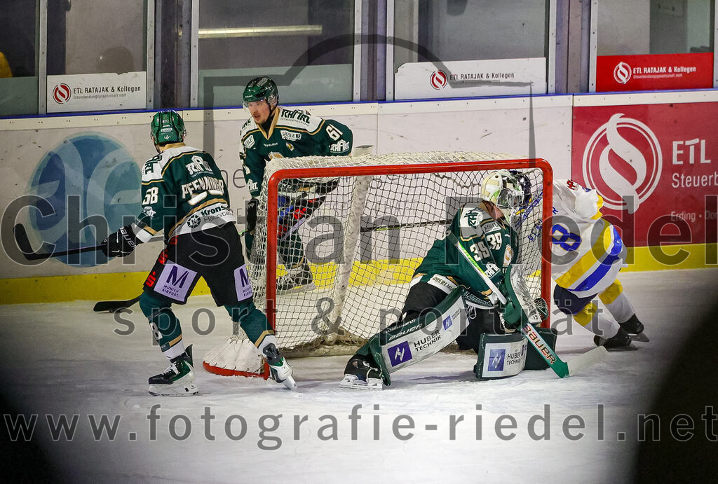 2026-01-09_055_TSV_Erding_gegen_Stuttgart_Rebels | Erding, Deutschland, 09.01.2026:Eishockey, Oberliga Süd 2025 / 2026, 35. Spieltag, TSV Erding gegen Stuttgart Rebels, Endergebnis: Paul Pfenninger (Erding Gladiators, #58), Dennis Miller (Erding Gladiators, #61), Torwart Leon Meder (Erding Gladiators, #39), Florian Renner (Stuttgart Rebels, #8)Foto: Christian Riedel / fotografie-riedel.net