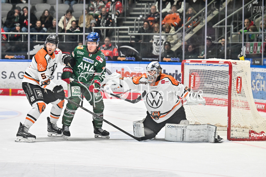 Augsburger Panther - Grizzlys Wolfsburg | AUGSBURG, GERMANY - 15. MARCH: v. l. Björn KRUPP (Girrzlys Wolfsburg 5), T. J. TREVELYAN (Augsburger Panther 24) und Dustin STRAHLMEIER (Grizzlys Wolfsburg 1) während dem Match zwischen den Augsburger Panthern und den Grizzlys Wolfsburg am 52. Spieltag der Penny DEL im Curt Frenzel Stadion