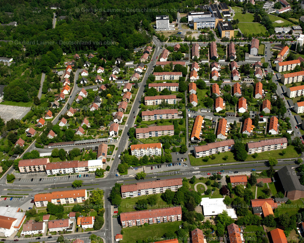 2638407 | GOSLAR 09.06.2006 Wohngebiet - Mischbebauung der Mehr- und Einfamilienhaussiedlung  in Goslar im Bundesland Niedersachsen, Deutschland // Residential area - mixed development of a multi-family housing estate and single-family housing estate  in Goslar in the state Lower Saxony, Germany Foto: Gerhard Launer