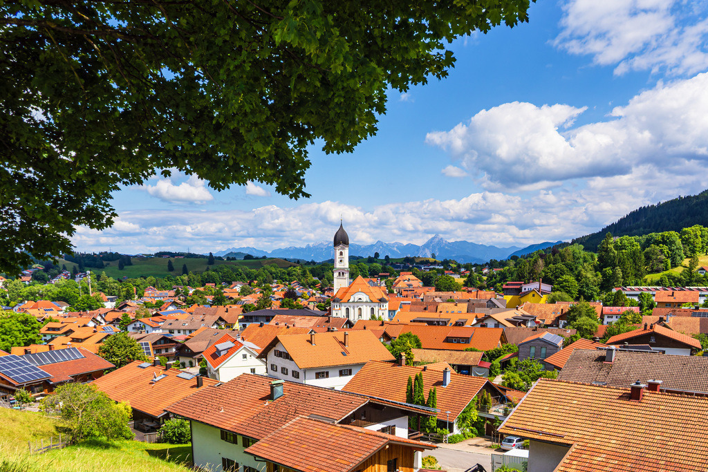 Blick auf Nesselwang mit Kirche im Allgäu | Blick auf Nesselwang mit Kirche im Allgäu.
