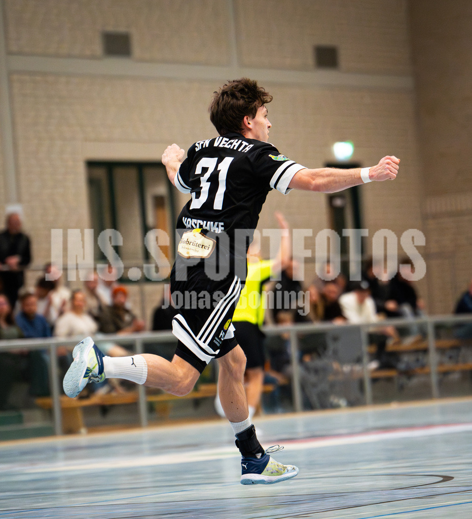 Handball I Herren I Saison 2025-2026 I Verbandsliga West I 13. Runde I SFN Vechta - HSG Varel II I 7948 | Simon Christopher Kaschke (31, SFN Vechta) - Realisiert mit Pictrs.com