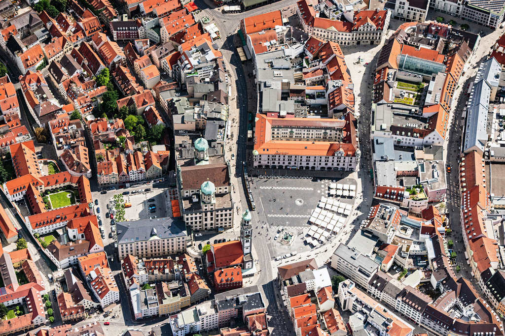 dr__0024584.jpg | AUGSBURG 17.06.2019 Gebäude des Rathauses der Stadtverwaltung am Marktplatz der Innenstadt in Augsburg im Bundesland Bayern, Deutschland. // Town Hall building of the City Council at the market downtown in Augsburg in the state Bavaria, Germany. Foto: Daniel Reiter