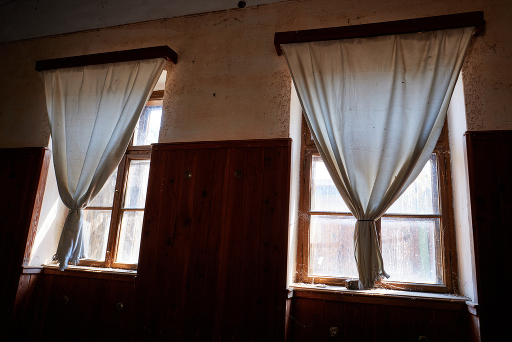 Innenraum einer leeren Gaststätte im Weinviertel | Austria - June 08, 2021: Innenraum einer leeren Gaststätte im Weinviertel, Fenster mit Vorhängen. - Realisiert mit Pictrs.com