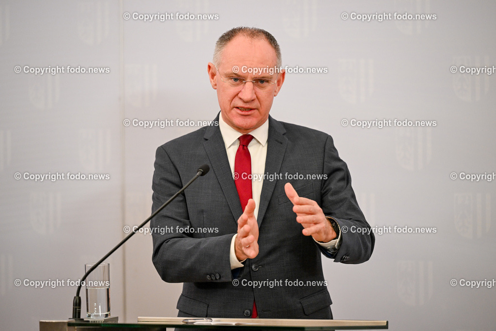 Pressekonferenz Land Ooe_ BM Karner_ LH  Stelzer_ 30.01.2024-39 | 30.01.2024, Linz, AUT, Pressekonferenz Land Ooe, BM Karner, LH Stelzer, Personaloffensive bei der Polizei – Rueckblick und Ausblick im Bild BM Gerhard Karner (VP, Inneres)