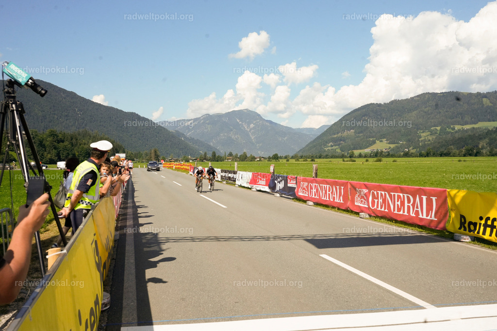 832_20230817_Bewerb_Maenner_Muehlanger | AUT - OESTERREICH, 2023-08-16: SPORT RENNRAD-FAHREN - 55. INTERNATIONALER RADWELTPOKAL IN ST. JOHANN IN TIROL  - Vintage-Radrennen mit WM-Bronze-Medaillen-Siegerin Christina Schweinberger, den Teilnehmer und Alexander Baumann (vom Orginastions-Team) - TAG 2 BEWERB MAENNER IN SECHS GRUPPEN  ; Foto: Roland Muehlanger