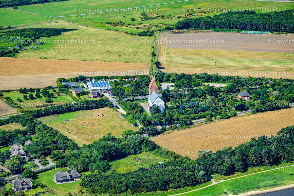 Sylt_Keitum_Kirche_St_Severin_Von_1216_Friedhof_Keitum_ELS_3421130825 | SYLT 13.08.2025 Historischer Kirchen- Gebäudekomplex " St Serverin von 1216 " an der Straße Munkmarscher Chaussee in Sylt Nordsee - Insel im Bundesland Schleswig-Holstein, Deutschland. // Historic church building complex " St Serverin von 1216 " on street Munkmarscher Chaussee in Sylt North Sea Island in the state Schleswig-Holstein, Germany. Foto: Martin Elsen