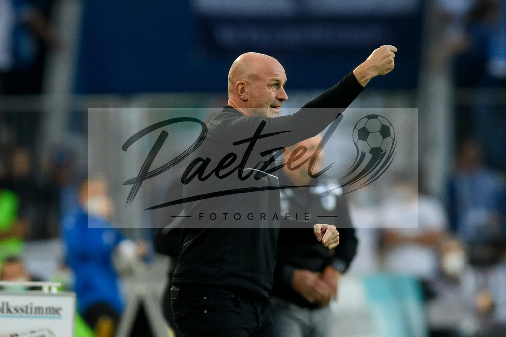 FCMFCK20210904_239 | Fussball, Herren: Trainer Marco Antwerpen (1. FC Kaiserslautern) gestikuliert beim Spiel der 3. Liga zwischen 1. FC Magdeburg und 1. FC Kaiserslautern in der MDCC-Arena am 04.09.2021 in Magdeburg, Deutschland.DFB / DFL REGULATIONS PROHIBIT ANY USE OF PHOTOGRAPHS AS IMAGE SEQUENCES AND/OR QUASI-VIDEO. - Realisiert mit Pictrs.com
