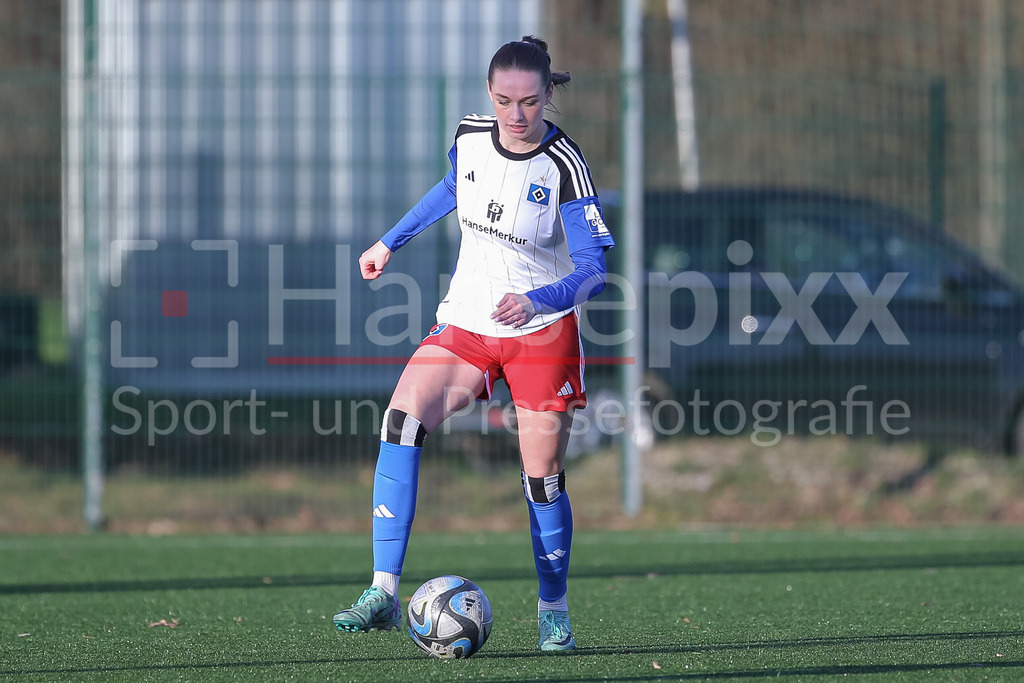 Fussball, Testspiel Frauen, Hamburger SV - Kolding IF | v.li.: Merle Kirschstein (Hambruger SV , 25) am Ball, Freisteller, Einzelbild, Ganzkörper, Aktion, Action, Spielszene