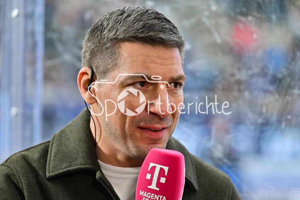 ERC Ingolstadt - Eisbären Berlin | INGOLSTADT, GERMANY - 18. DECEMBER: Im Bild Patrick REIMER beim Interview mit Magenta Sport / Einzelfoto / Freisteller vor dem Match zwischen dem ERC Ingolstadt und den Eisbären Berlin am 29. Spieltag der Penny DEL in der Saturn Arena