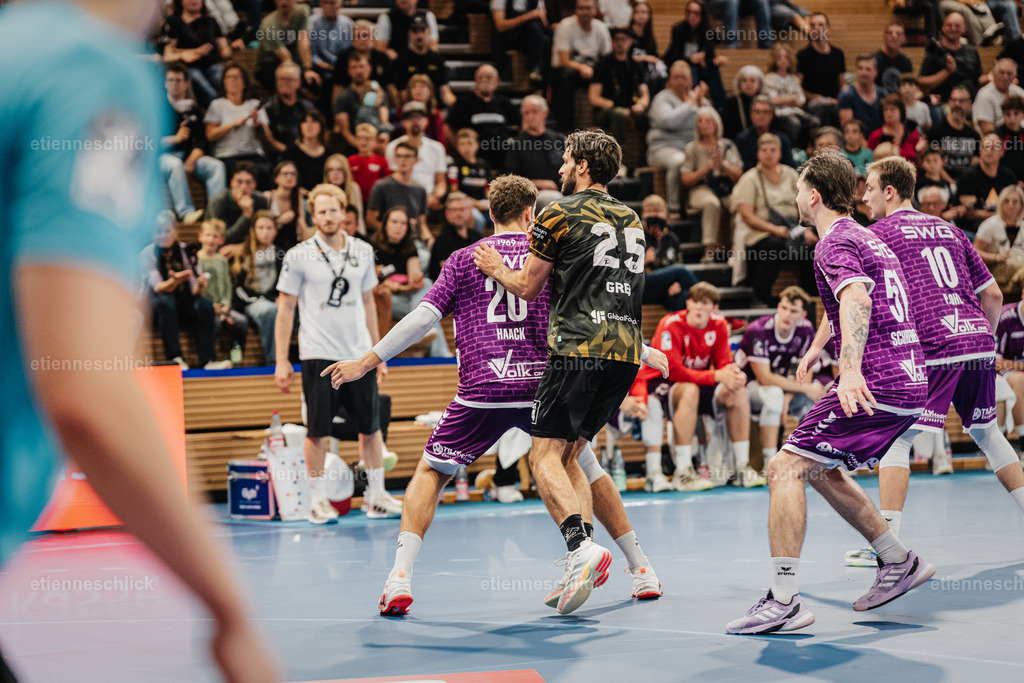 HC Elbflorenz 2006 - TV 05/07 Hüttenberg, 2. Handball-Bundesliga, 6. Spieltag | Im Bild: Im Zweikampf Sebastian Greß (25, Dresden) und Leif Haack (20, Hüttenberg)04.10.2026, HC Elbflorenz 2006 - TV 05/07 Hüttenberg, 2. Handball-Bundesliga, 6. Spieltag, Deutschland, Dresden, BallsportArena Dresden