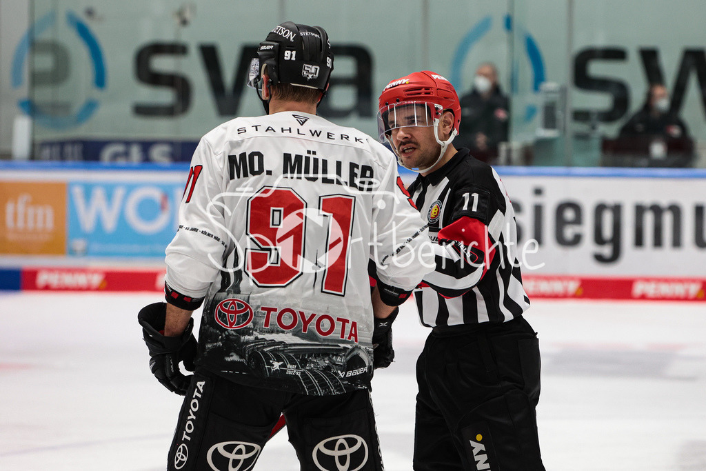 Augsburger Panther - Koelner Haie  | Moritz MUELLER (KEC #91) unterhaelt sich mit Schiedsrichter Hunnius SIRKO