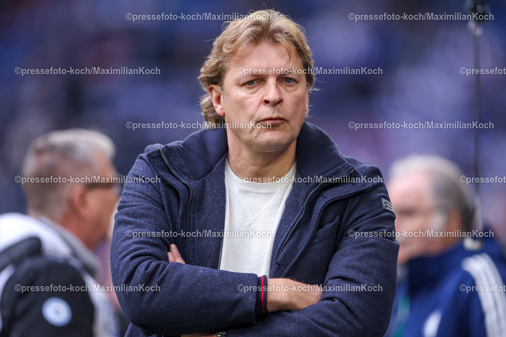 Schalke10112402109 | 10.11.2024, Fußball, FC Schalke 04 - SSV Jahn Regensburg, 2. Fußball Bundesliga, Veltins-Arena Gelsenkirchen, Saison 2024 2025: Youri Mulder (S04 Sportdirektor) DFB regulations prohibit any use of photographs as image sequences and or quasi-video.