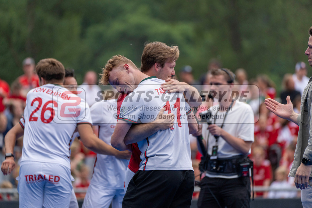 Final4_20250601-1511-HK108720 | Krefeld, Deutschland, 01.06.2025:  Feldhockey Final4 2025 – „Deutsche Feldhockey-Meisterschaften 2025“ Crefelder HTC - Rot-Weiss Köln (Finale Herren) im Gerd-Wellen-Hockeyanlage am 01.06.2025 in Krefeld, Deutschland. (Foto von Kramhöller/Fehrmann/Kaste)Krefeld, Germany, 01.06.2025: Feldhockey Final4 2025 – „Deutsche Feldhockey-Meisterschaften 2025“ Harvestehuder HTC - Düsseldorfer HC (Finale Damen) in Gerd-Wellen-Hockeyanlage at 01.06.2025 in Krefeld, Deutschland. (Foto from Kramhöller/Fehrmann/Kaste)