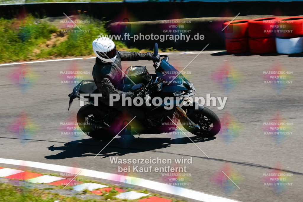 Moto-TeamOBK-22077 | Hier findet Ihr Bilder von Touristenfahrten auf der Nürburgring Nordschleife oder von anderen Veranstaltungen die ich besucht habe. Viel Spass beim Durch Schauen 