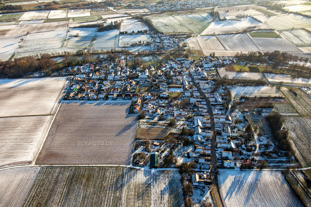 Luftbild: im Winter bei Schnee von Norden im Ortsteil Kleinsteinfeld in Niederotterbach im Bundesland Rheinland-Pfalz in Deutschland. Foto: IMG_139744.jpg vom 16.01.2024 durch Werner Riehm/FLY-FOTO.de