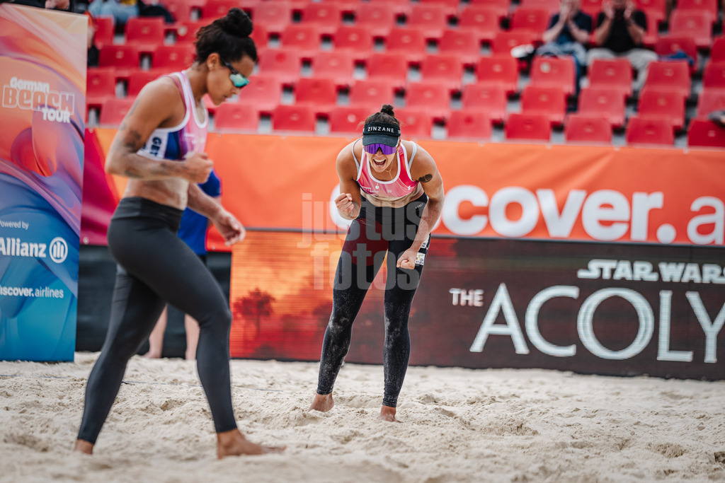 Beachvolleyball | Frauen | German Beach Tour 2024 | Tourstop Bremen | 07.06.2024 | Andressa Cavalcanti Ramalho (rechts, BRA) jubelt, Thainara Mylena Feitosa de Oliveira (links, BRA)
