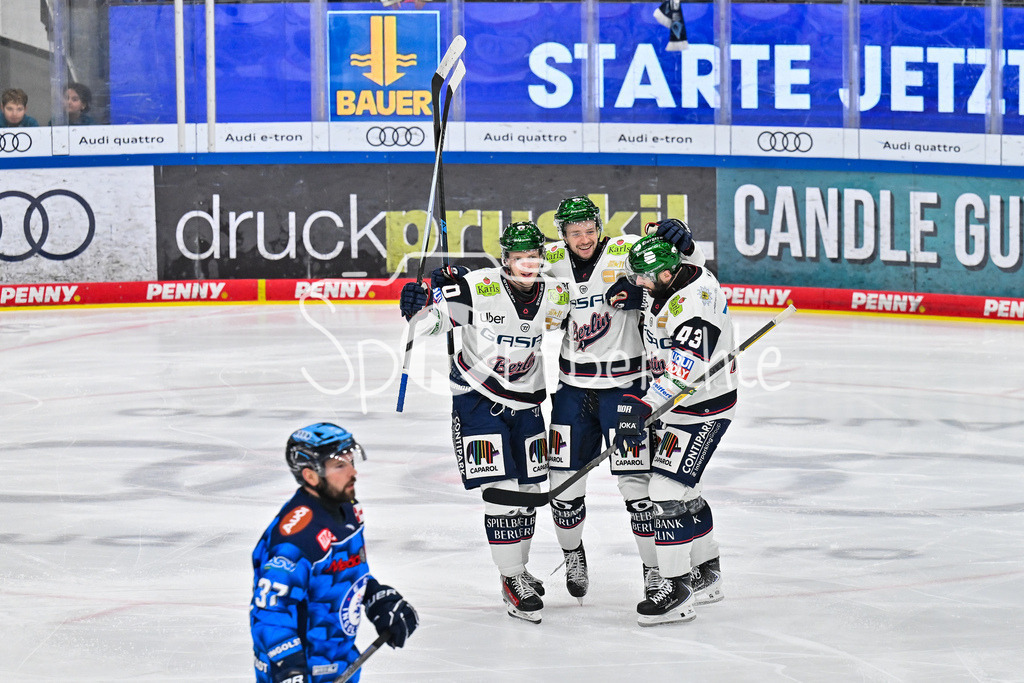 ERC Ingolstadt - Eisbären Berlin | INGOLSTADT, GERMANY - 18. DECEMBER: Jubel der Gäste nach dem Treffer zum 0-1 durch Markus VIKINGSTAD (Eisbären Berlin 37) / Tor / Torschuetze / Freude / Happy während dem Match zwischen dem ERC Ingolstadt und den Eisbären Berlin am 29. Spieltag der Penny DEL in der Saturn Arena