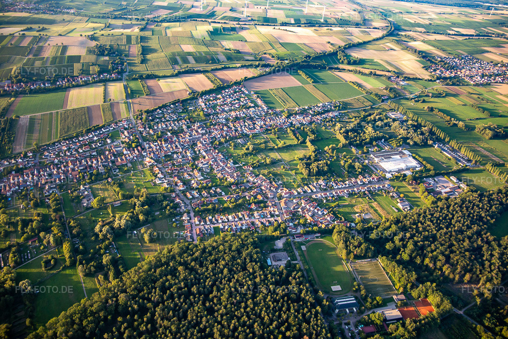 Luftbild: Ortsansicht von Süden im Ortsteil Schaidt in Wörth im Bundesland Rheinland-Pfalz in Deutschland. Foto: IMG_137672.jpg vom 11.08.2023 durch Werner Riehm/FLY-FOTO.de