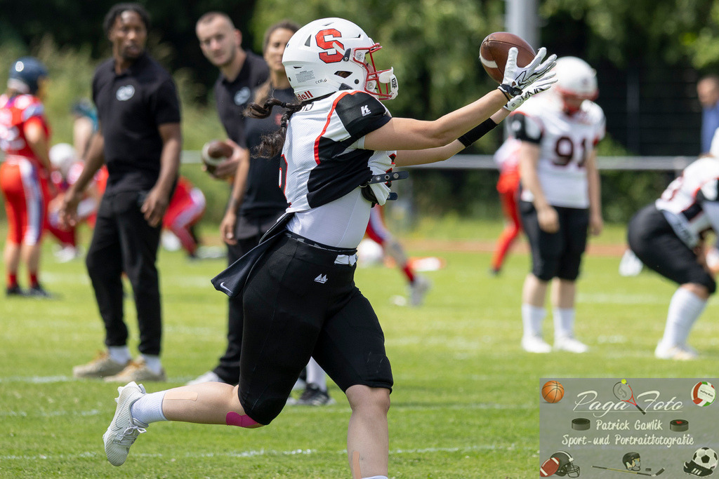 GFLW 1: German Football League Women 1: Rodgau Pioneers Ladies - Stuttgart Scorpions Sisters, 07.06.2026 | Lamis Nada Guerrouchi (Stuttgart Scorpions Sisters #2) fängt einen Ball,, Rodgau Pioneers Ladies - Stuttgart Scorpions Sisters, Rodgau, Maingau-Energie-Stadion "Am Weichsee", 7.6.2026 - Realisiert mit Pictrs.com