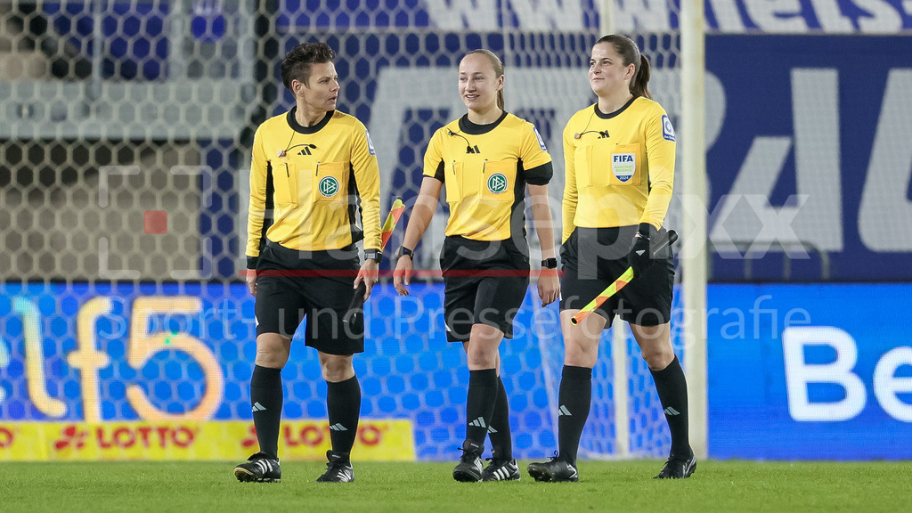 Fussball, Google Pixel Frauen-Bundesliga, FC Carl Zeiss Jena - SV Werder Bremen | v.li.: Schiedsrichter-Assistentin Katharina Kruse, Schiedsrichterin Lara Wolf und Schiedsrichter-Assistentin Anne Uersfeld verlassen nach dem Spiel das Spielfeld, lächelt, lacht, freut sich, Spaß, Freude, DIE DFB-RICHTLINIEN UNTERSAGEN JEGLICHE NUTZUNG VON FOTOS ALS SEQUENZBILDER UND/ODER VIDEOÄHNLICHE FOTOSTRECKEN. DFB REGULATIONS PROHIBIT ANY USE OF PHOTOGRAPHS AS IMAGE SEQUENCES AND/OR QUASI-VIDEO.
