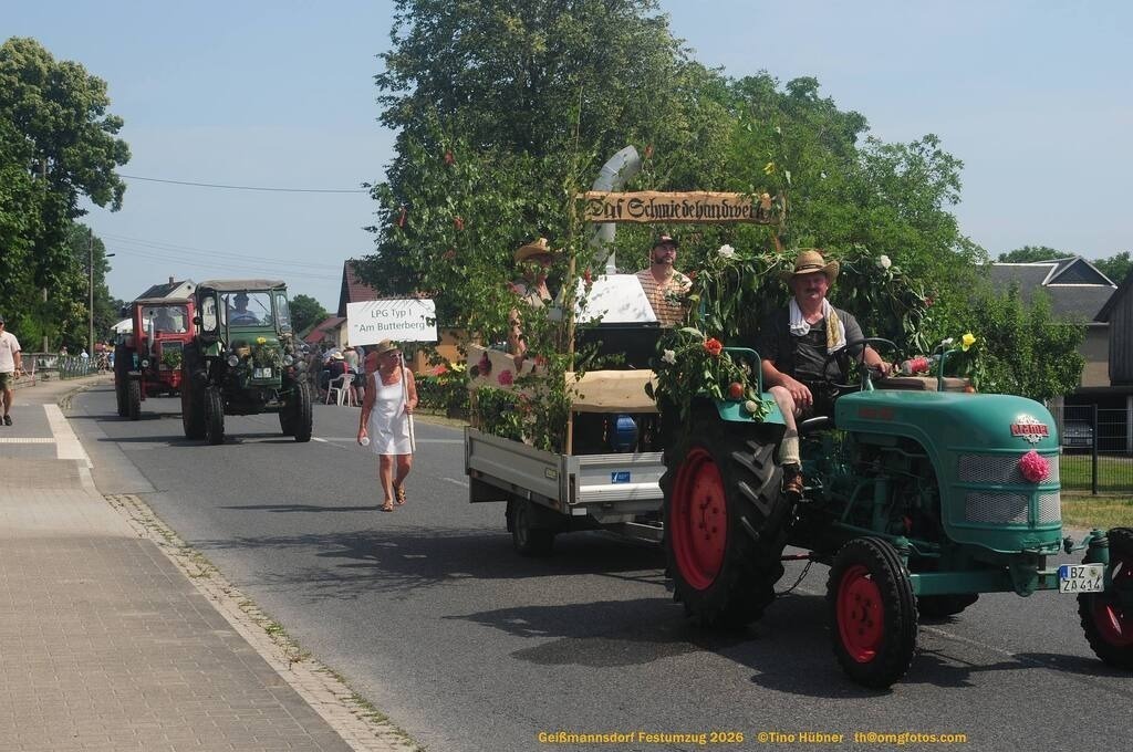 Geißmannsdorf-2026-Festumzug-158 | Festumzug in Geißmannsdorf bei Bischofswerda im Juni 2026. Fotografische Eindrücke und Momentaufnahmen vom Festumzug anläßlich des 800-jährigen Bestehens von Geißmannsdorf - mit Teilnehmern und Gästen, Strohpuppen und geschmückten Vorgärten und Grundstücken - Realisiert mit Pictrs.com
