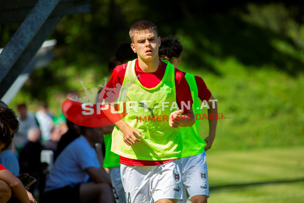 Fußball Halbfinale | Filip Aleksic (U15 Österreich #14) Fußball Halbfinale, Irland U15 - Österreich U15 am 29.04.2024 in Arnoldstein (Sportplatz), Austria, (Photo by Ernst Krawagner sport-fan.at) - Realisiert mit Pictrs.com