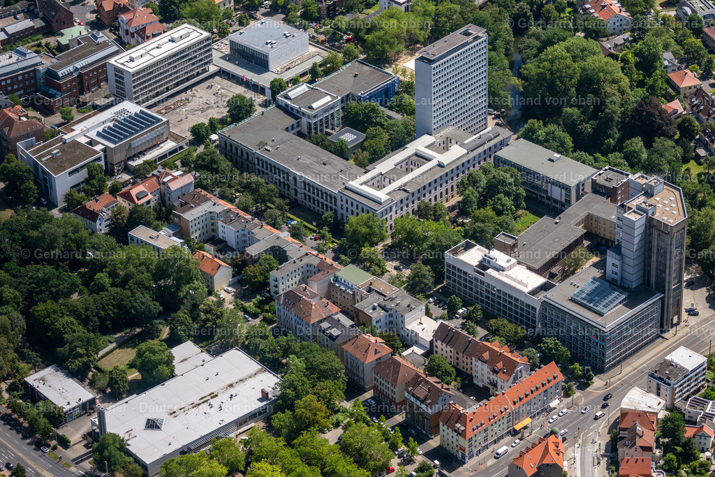 4035645 | BRAUNSCHWEIG 31.07.2020 Gebäude der Universität "TU Braunschweig" an der Pockelsstraße im Ortsteil Nordstadt in Braunschweig im Bundesland Niedersachsen, Deutschland. Weiterführende Informationen bei: Technische Universität Braunschweig. // Buildings of the university "TU Braunschweig" on street Pockelsstrasse in the district Nordstadt in Brunswick in the state Lower Saxony, Germany. Further information at: Technische Universitaet Braunschweig. Foto: Gerhard Launer