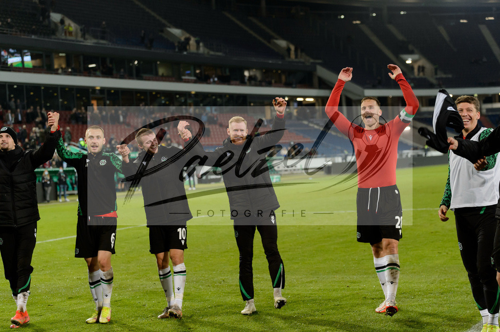 H96DUS20211027_091 | Fussball, Herren: . Spieler von Hannover 96 Schlussjubel, jubelt ueber den 3:0 Sieg bei dem Spiel der 2. Runde im DFB-Pokal zwischen Hannover 96 und Fortuna Duesseldorf in der HDI-Arena am 27.10.2021 in Hannover, Deutschland.DFB / DFL REGULATIONS PROHIBIT ANY USE OF PHOTOGRAPHS AS IMAGE SEQUENCES AND/OR QUASI-VIDEO. - Realisiert mit Pictrs.com