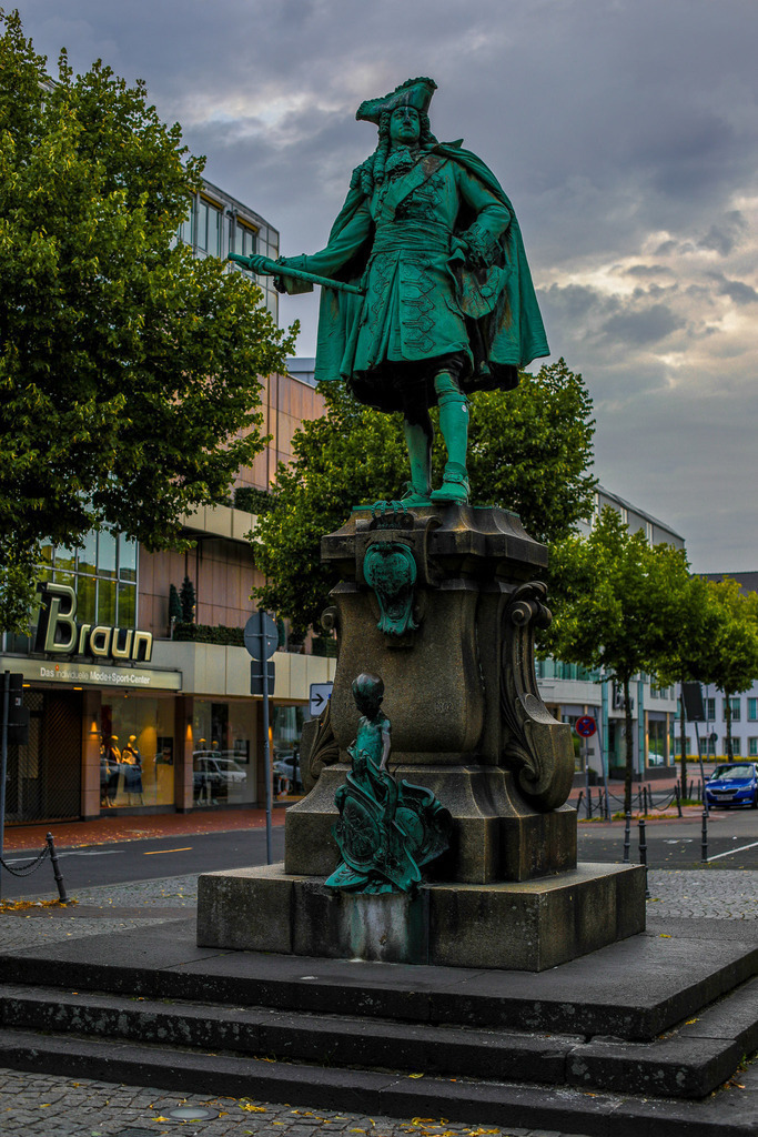 Moers_Stadtrundgang_070825_40 | Bildergalerie von Sport-Ereignissen aber auch von weiteren spannenden Dingen - nicht nur vom Niederrhein. In Anlehnung an den bekannten Spruch von Hanns Dieter Hüsch heißt das Motto: "Niederrhein ist überall".  - Realisiert mit Pictrs.com