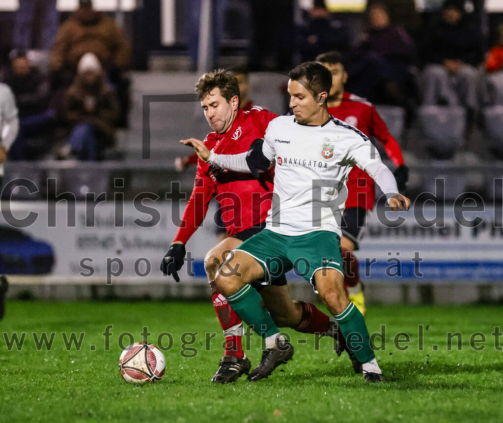 2023-11-17_072_FC_Schwaig_gegen_SpVgg_Feldmoching | Oberding, Deutschland, 17.11.2023:
Fußball, Landesliga Südost 2023 / 2024, 21. Spieltag, FC Schwaig gegen SpVgg Feldmoching, Endergebnis: 1:1

Robert Leidenberger (SpVgg Feldmoching, #4), Vincent Sommer (FC Schwaig, #10)

Foto: Christian Riedel / fotografie-riedel.net