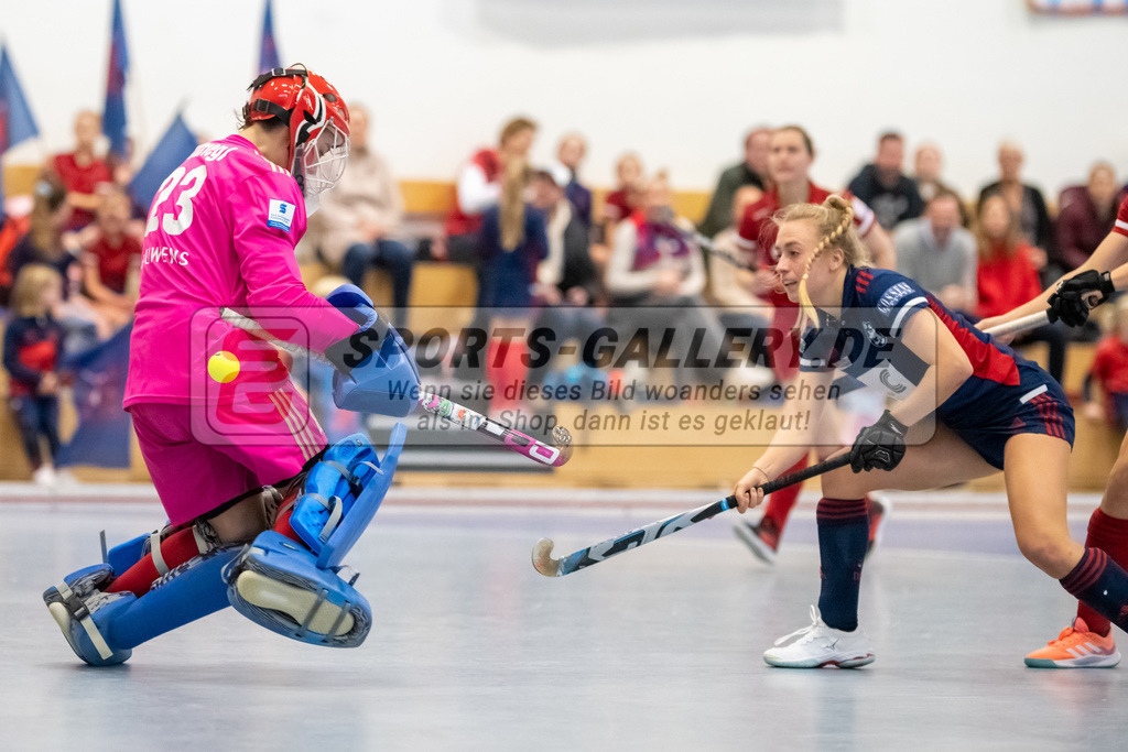 SFE_20221127_0069 | 1. Bundesliga Hockey Damen Düsseldorfer HC - Rot-Weiss Köln am 27.11.2022 in Düsseldorf (Düsseldorfer Hockeyclub 1905 e.V.), Photo: Stephan Fehrmann 2022 (Sports-Gallery),Lisa Höllriegl ( Torfrau Rot-Weiss Köln #23 ) ,Strauss Sara ( Düsseldorfer HC #11 )