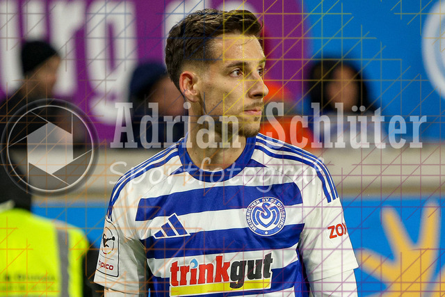 MSV Duisburg vs Rot-Weiss Essen - 3. Liga | Duisburg, Deutschland, 26.10.25:   Conor Noß (MSV Duisburg) schaut waehrend des Spiels der 3. Liga MSV Duisburg vs Rot-Weiss Essen in der schauinsland-reisen-arena(Foto von Brauer-Fotoagentur / Adrian Schlueter)