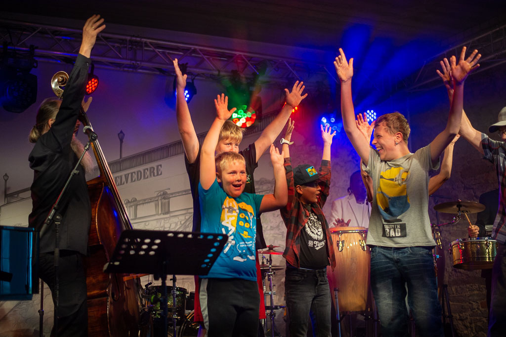 Summ Summ Salsa | Kinderkonzert Summ Summ Salsa mit Klazz Brothers & Cuba Percussion im Forte Belvedere Leisnig zum Festival Hallo Leisnig 2022. - Realisiert mit Pictrs.com