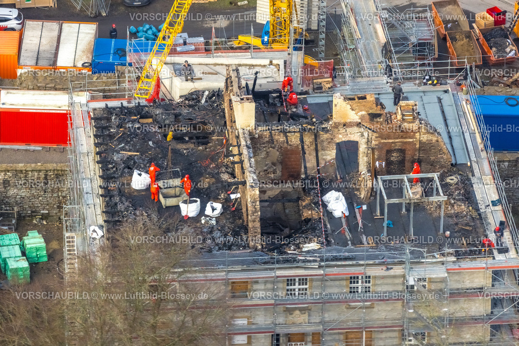 Velbert251200989Neviges | , Luftbild, Schloss Hardenberg, Aufräumarbeiten und Sicherungsarbeiten nach dem Vollbrand des Schlosses am 21.11.2025,  Umbau und Renovierung mit Baugerüst und Baukran, Neviges, Velbert, Bergisches Land, Nordrhein-Westfalen, Deutschland
