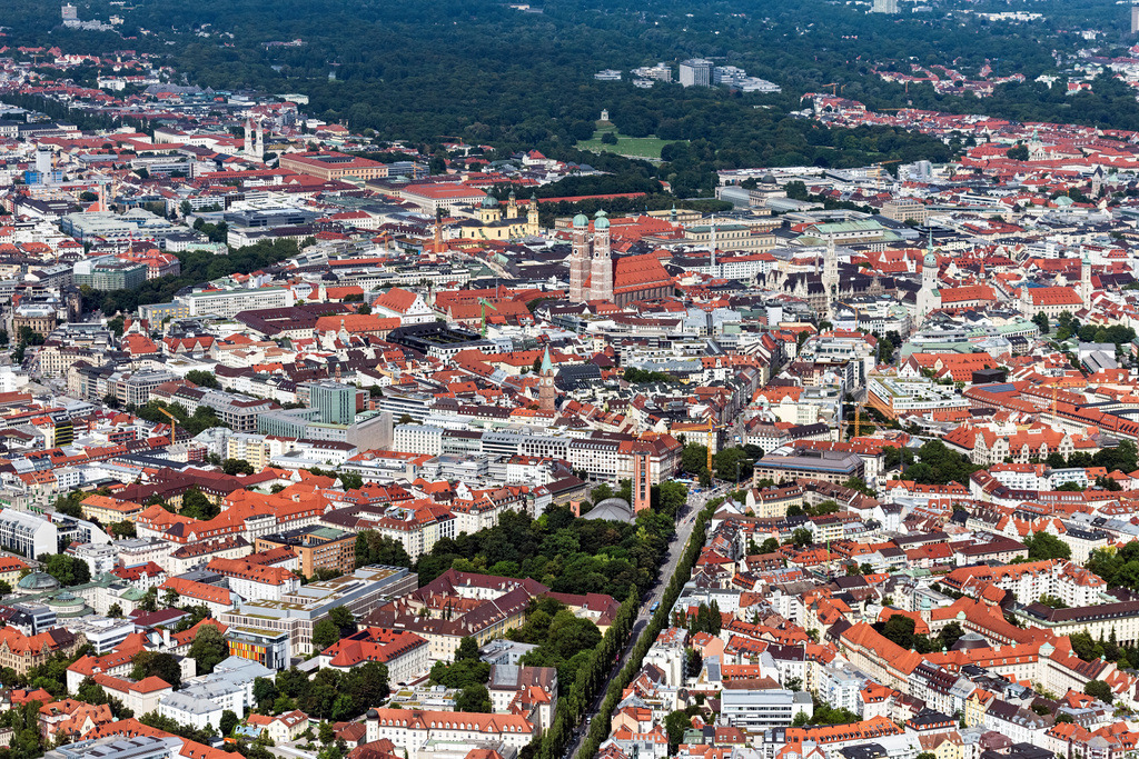dr__0071845.jpg | MüNCHEN 12.08.2021 Altstadtbereich und Innenstadtzentrum in München im Bundesland Bayern, Deutschland. // Old Town area and city center in Munich in the state Bavaria, Germany. Foto: Daniel Reiter