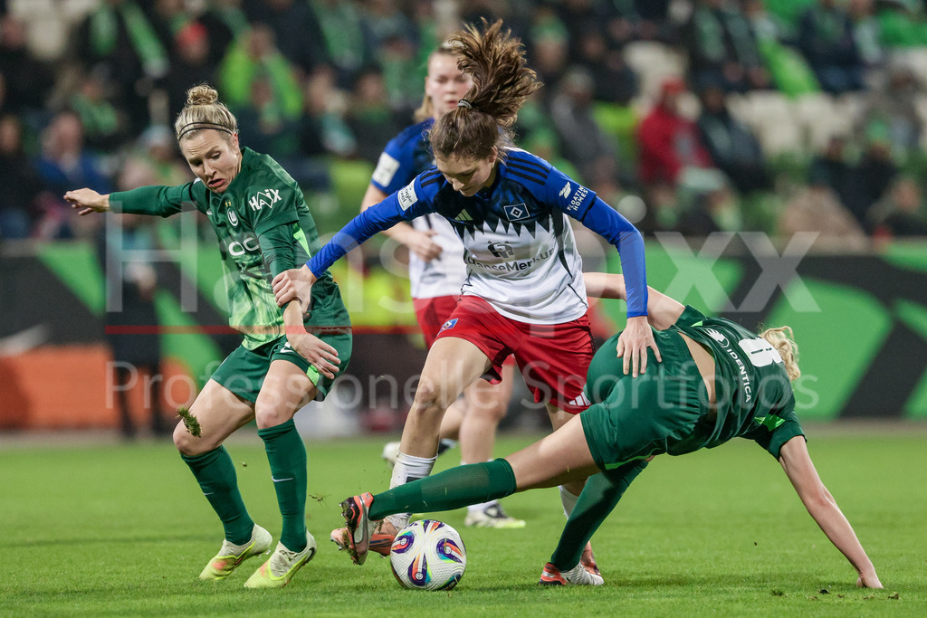 Fussball, Google Pixel Frauen-Bundesliga, VfL Wolfsburg - Hamburger SV | v.li.: Svenja Huth (VfL Wolfsburg, 10), Lotta Wrede (Hamburger SV, 32) und Lena Lattwein (VfL Wolfsburg, 8) im Zweikampf, Duell, Dynamik, Aktion, Action, Spielszene, DIE DFB-RICHTLINIEN UNTERSAGEN JEGLICHE NUTZUNG VON FOTOS ALS SEQUENZBILDER UND/ODER VIDEOÄHNLICHE FOTOSTRECKEN. DFB REGULATIONS PROHIBIT ANY USE OF PHOTOGRAPHS AS IMAGE SEQUENCES AND/OR QUASI-VIDEO.