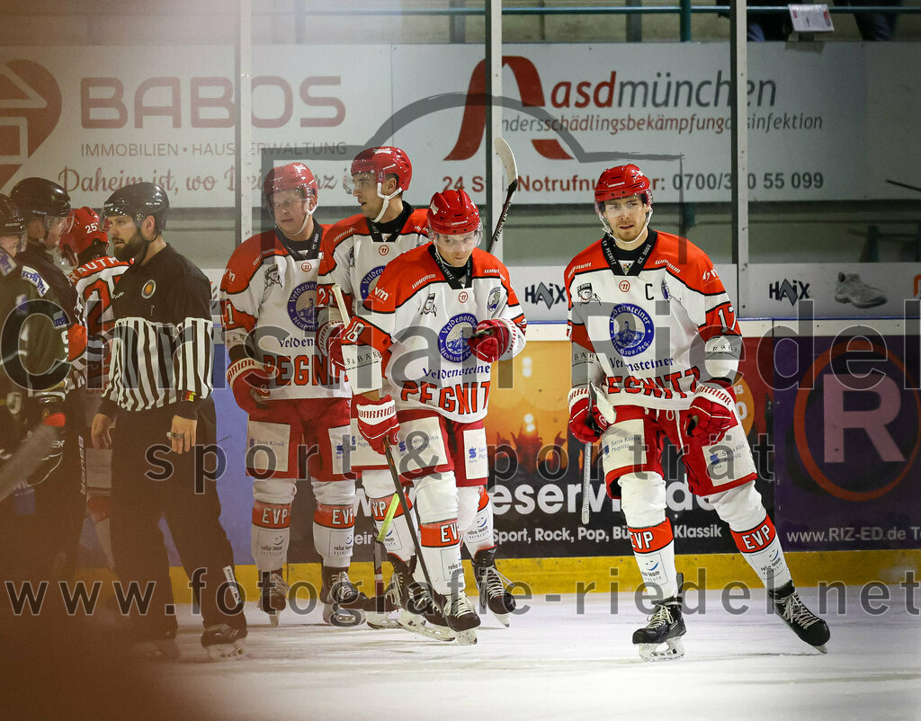 2022-12-02_063_TSV_Erding_gegen_EV_Pegnitz | Erding, Deutschland, 02.12.2022:
Eishockey, Bayernliga 2022 / 2023, 17. Spieltag, TSV Erding gegen EV Pegnitz, Endergebnis: 9:3

Roman Navarra (EV Pegnitz, #21), Ondrej Holomek (EV Pegnitz, #28), Stefan Hagen (EV Pegnitz, #17)

Foto: Christian Riedel / fotografie-riedel.net