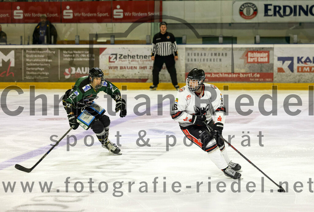2022-09-30_100_TSV_Erding_gegen_EV_Dingolfing | Erding, Deutschland, 30.09.2022:
Eishockey, Bayernliga 2022 / 2023, Testspiel, TSV Erding gegen EV Dingolfing, Endergebnis: 3:4

Ryan Finn Henke (Erding Gladiators, #64), Bastian Krämmer (EV Dingolfing, #15)

Foto: Christian Riedel / fotografie-riedel.net