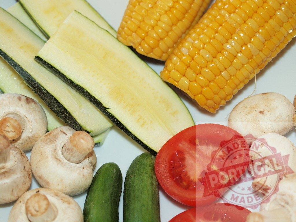 Fresh vegetables including corn zucchini mushrooms tomatoes cucumbers | Healthy raw vegetables showing fresh zucchini, corn, mushrooms, tomatoes, and cucumbers ready for cooking - Realisiert mit Pictrs.com
