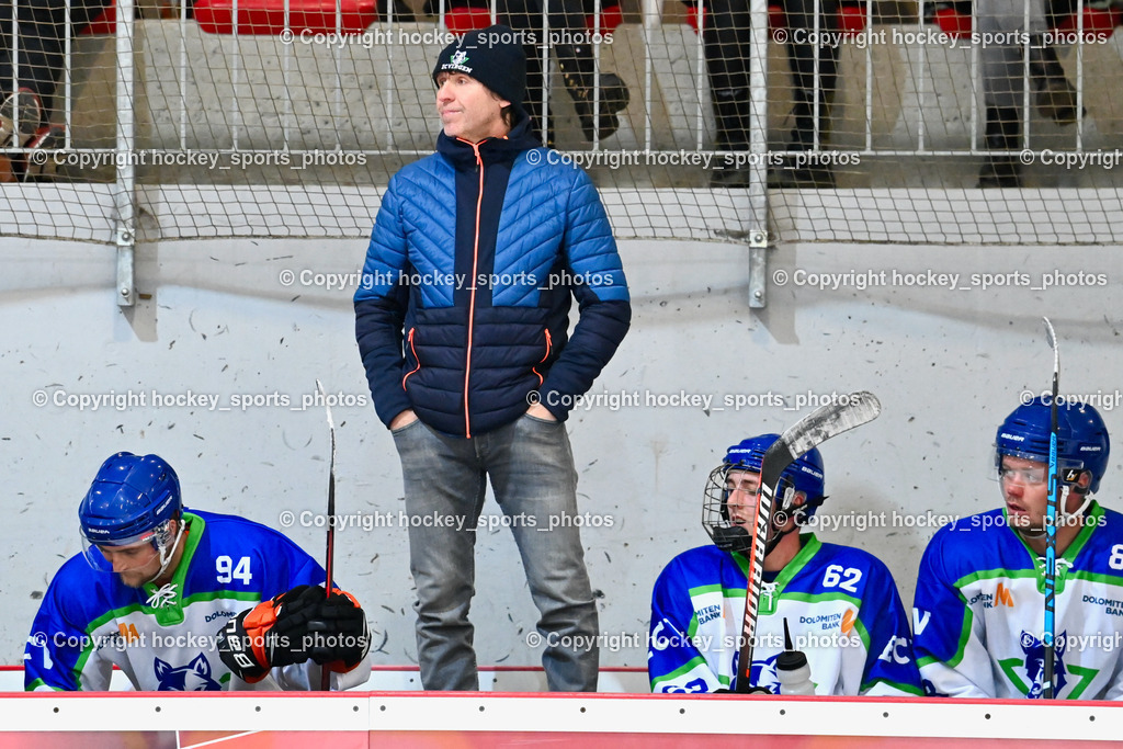  EC Tigers Paternion vs. EC Virgen 8.1.2022 | Headcoach EC Virgen EICHENMANN Zdenek, Spielerbank EC Virgen, #94 Gasser Stefan, #62 Gasser Lukas, #88 Wurnitsch Marcel