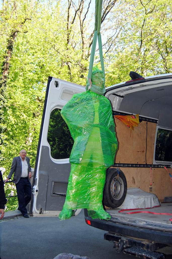 Foto: Leipzig - Richard Wagner Denkmal - Aufstellung des Denkmals am 15. Mai 2013 | Das Team hinter BILDLEXIKON LEIPZIG bündelt historische wie aktuelle Informationen über die Stadt Leipzig in Text und Bild auf einer Plattform und stellt diese der interessierten Öffentlichkeit zur Verfügung.