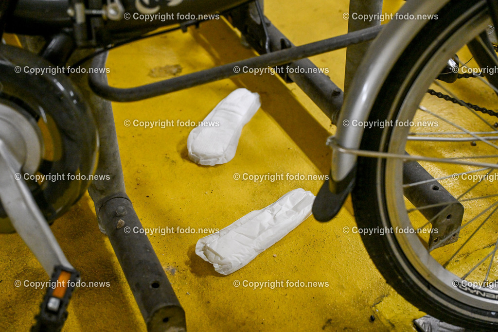 Hauptbahnhof Linz_ Fahrradkeller_ 04.03.2024-10 | 04.03.2024, Hauptbahnhof Linz, AUT, Fahrraeder, Fahrräder, im Bild Fahrradkeller, Tiefgarage, Abstellplatz fuer Fahrraeder am Hauptbahnhof Linz, Muell, Müll, Dreck, versifft, Unrat, Gestank